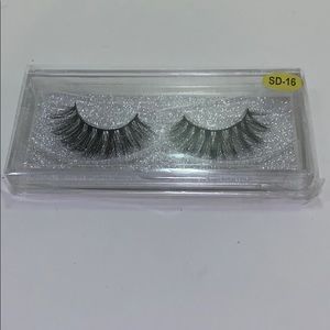 NEW! Mink Eyelashes In Glitter Case!